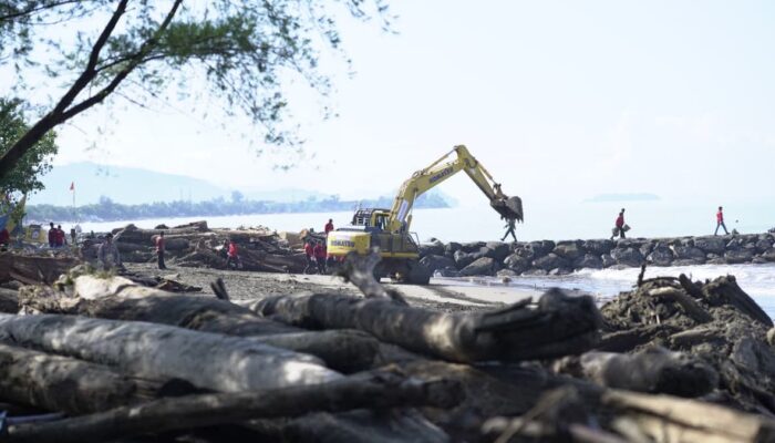 Gubernur Sumbar Bersama Wamen Kehutanan Gotong Royong Bersihkan Pantai Morgan