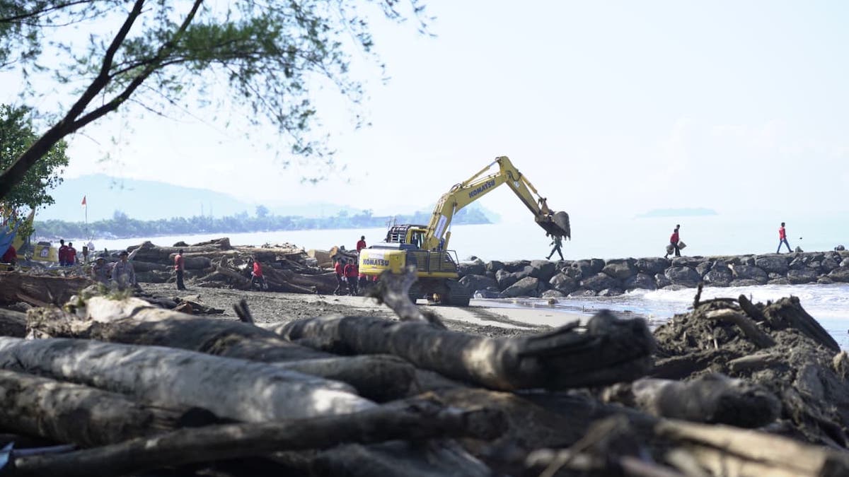 Pembersihan material sisa bencana di Pantai Morgan. (dok. istimewa)