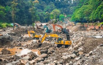 Pembukaan jalur yang terimbas longsor di kawasan jalur Lembah Anai. (dok. Hutama Karya)