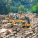 Pembukaan jalur yang terimbas longsor di kawasan jalur Lembah Anai. (dok. Hutama Karya)