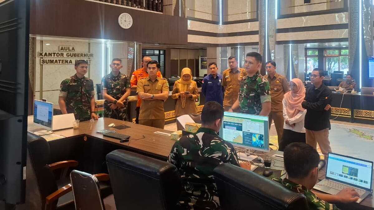 Pengecekan data kependudukan pascabencana di Sumbar. (dok. istimewa)