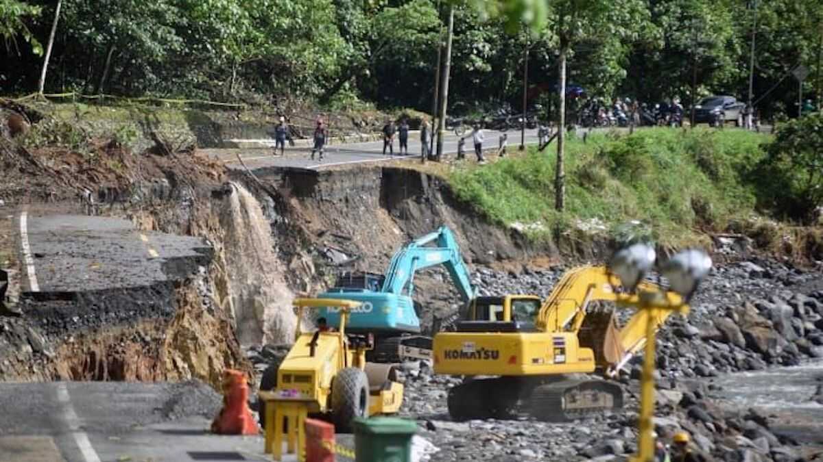 Pekerja mengoperasikan alat berat dalam penanganan jalan putus akibat banjir bandang di kawasan Mega Mendung, Lembah Anai, Tanah Datar, Sumatera Barat, Kamis (4/12/2025). (dok. ANTARA FOTO/Iggoy el Fitra/nz)