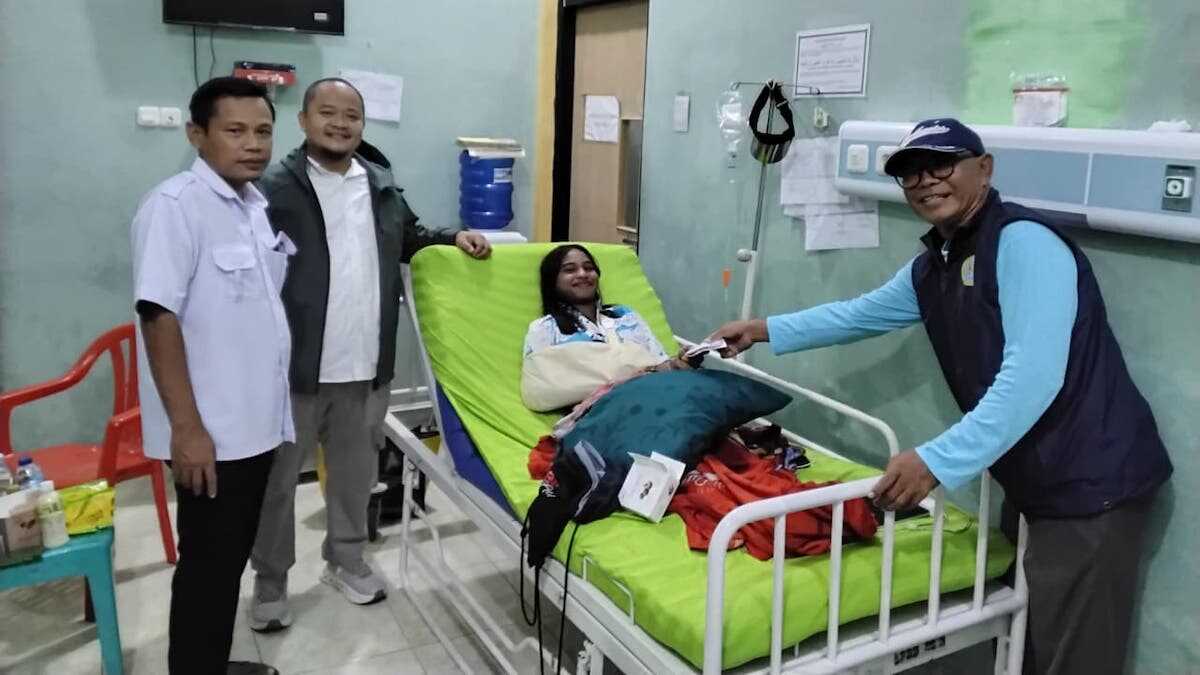 Pengurus KONI Sumbar jenguk atlet yang cedera saat berlaga. (dok. istimewa)