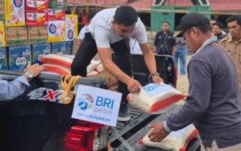 Penyerahan bantuan BRI Payakumbuh untuk masyarakat terdampak banjir di Limapuluh Kota. (dok. istimewa)