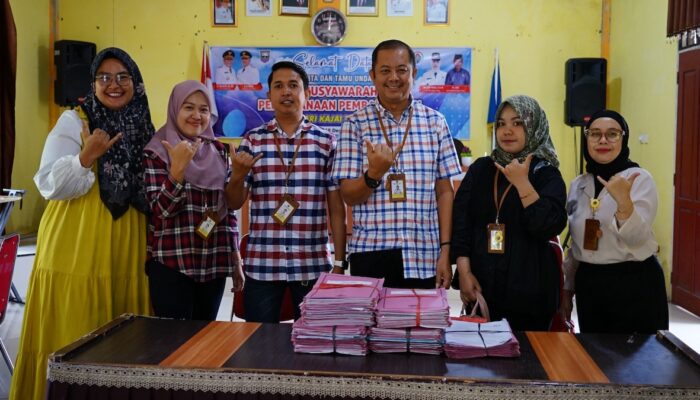 Perkuat Kepastian Hukum, 102 Sertifikat PTSL Diserahkan di Nagari Kajai