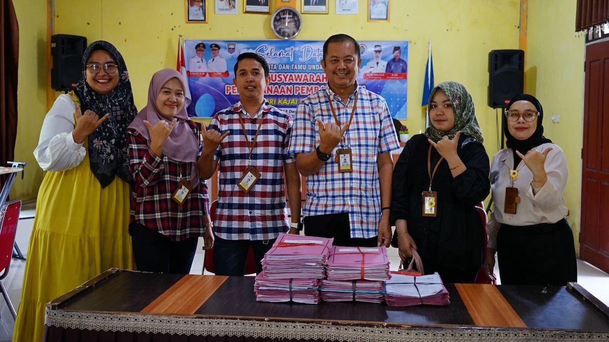 Penyerahan sertifikat PTSL Kajai oleh Kantah Pasbar. (dok. istimewa)