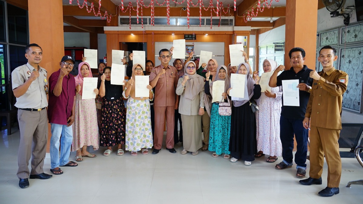 Penyerahan sertifikat redistribusi tanah di Sasak. (dok. Kantah Pasbar)