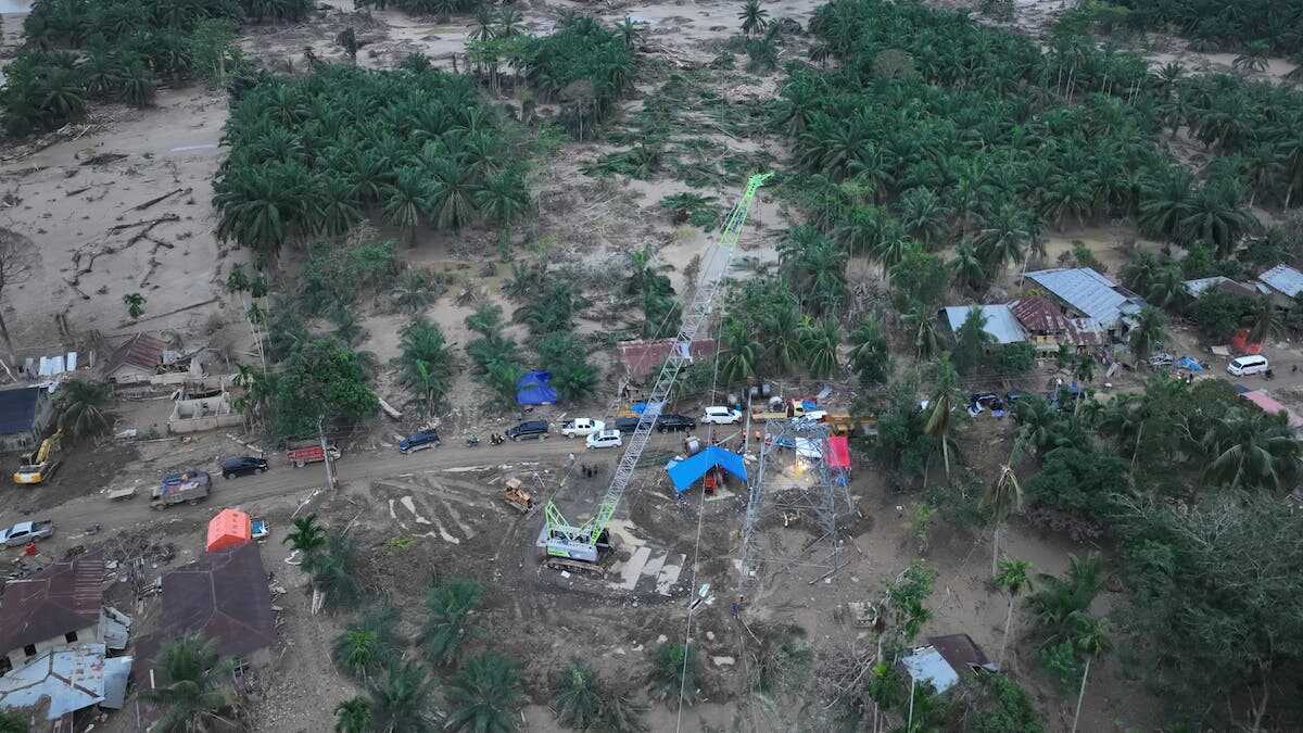 PLN juga memodifikasi alat berat atau crane menjadi tower darurat untuk mengganti salah satu tower yang terdampak bencana di jalur transmisi 150 kV Pangkalan Brandan - Langsa. (dok. Humas PLN)