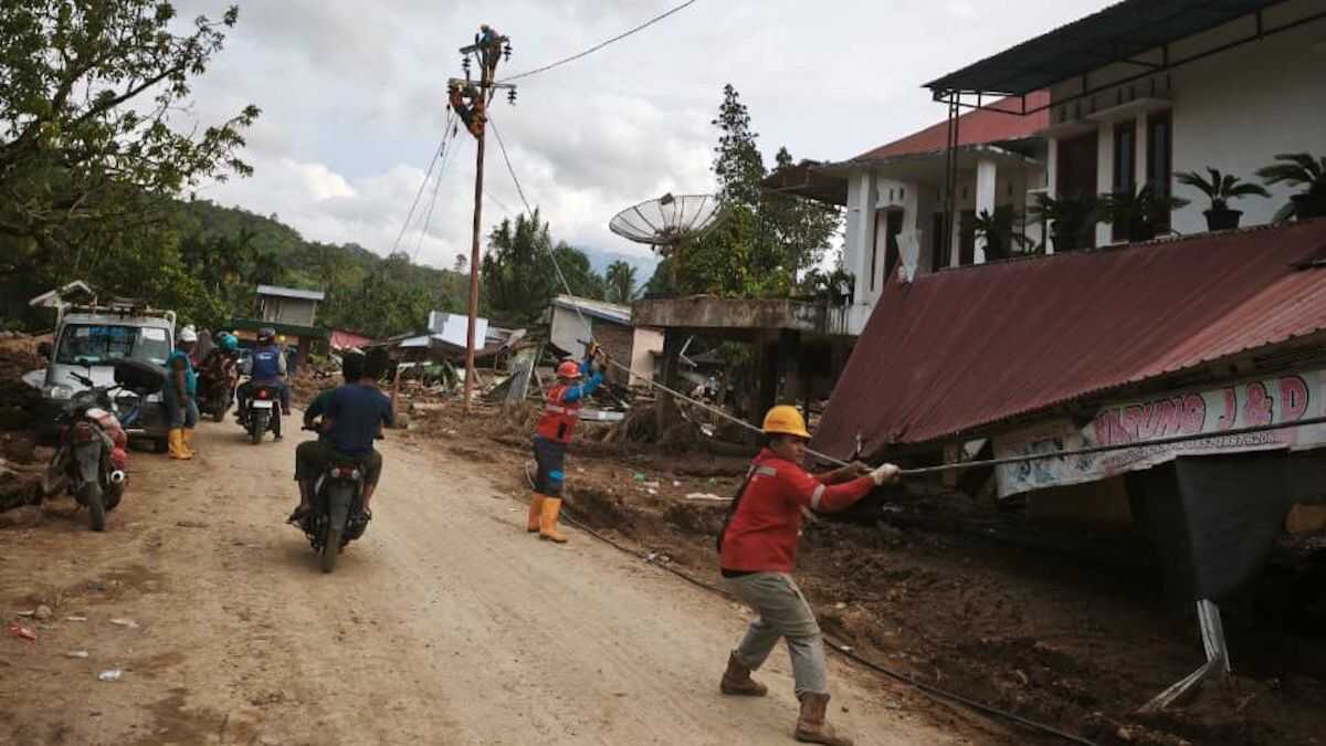Petugas PLN lakukan penyalaan listrik di Agam pascabencana. (dok. Humas PLN)