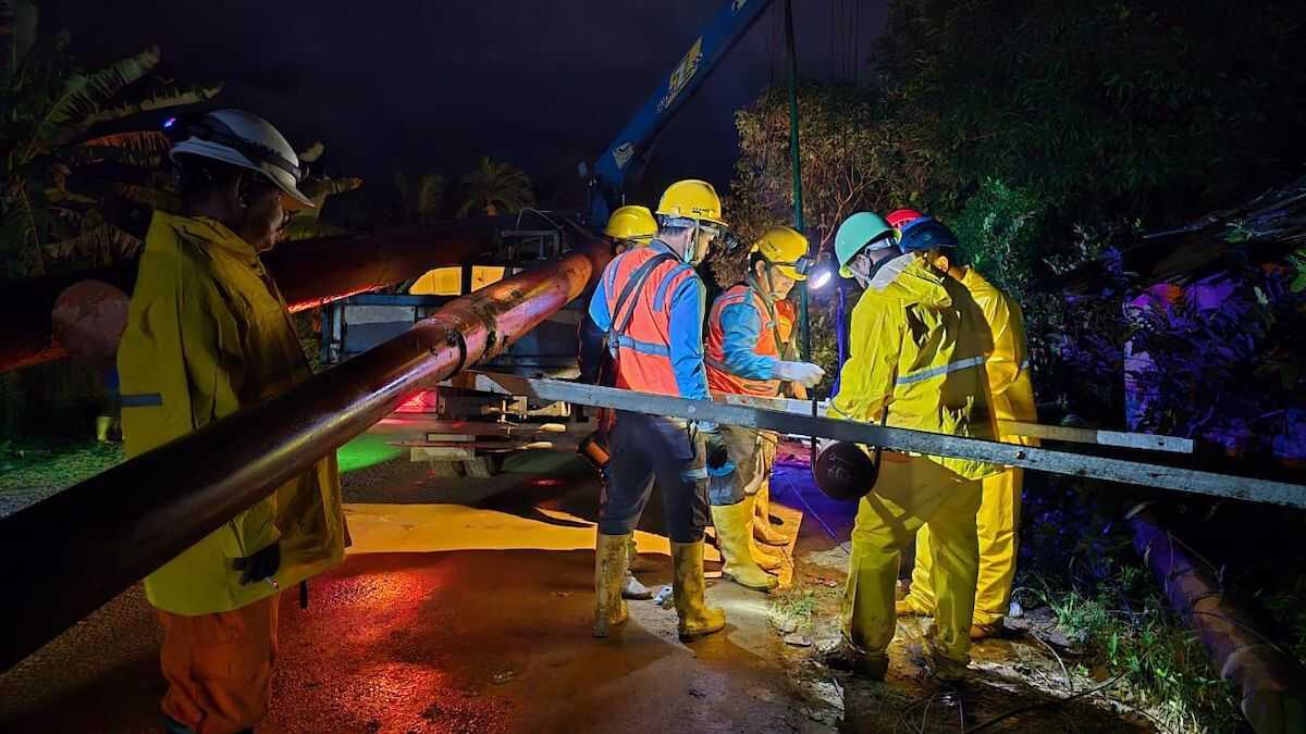Petugas PLN berjibaku di lokasi terdampak, bekerja all out menembus medan sulit dan cuaca ekstrem untuk memulihkan pasokan listrik Sibolga, Sumatera Utara.. (dok. Humas PLN)