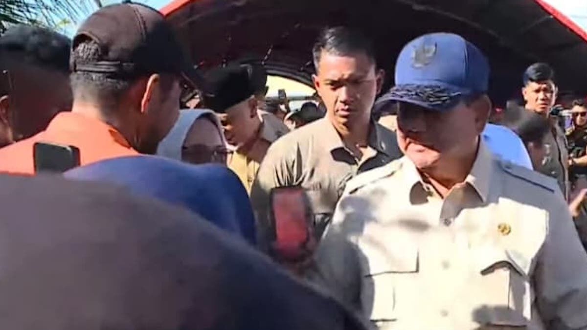 Presiden Prabowo datang ke posko dan dapur umum korban galodo di Padang Pariaman. (dok. tangkapan layar)