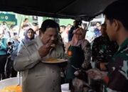 Presiden Prabowo Cicipi Nasi Goreng Relawan di Posko Bencana Agam, “Rasanya Enak”