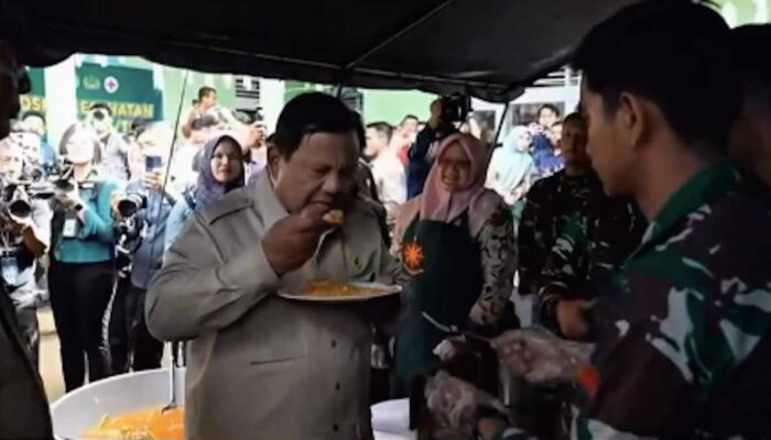 Presiden Prabowo Cicipi Nasi Goreng Relawan di Posko Bencana Agam, “Rasanya Enak”