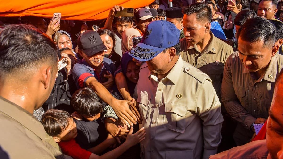 Presiden Prabowo saat mendatangi dapur umum dan posko korban terdampak bencana di Padang Pariaman. (dok. istimewa)