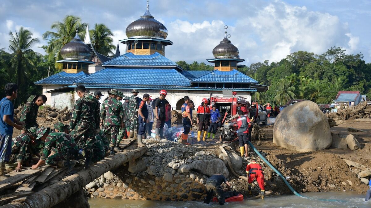 Relawan dan Tim dari Semen Padang melakukan pembersihan masjid di Palembayan Agam. (dok. istimewa)