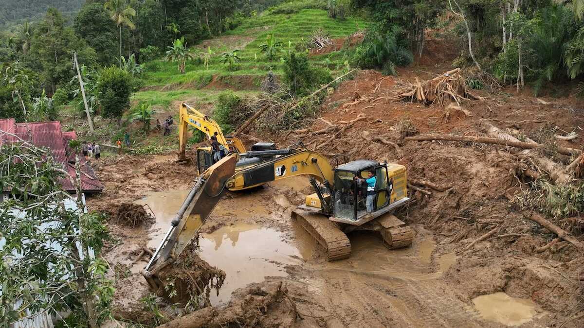 Akses di wilayah Silungkang yang sempat terputus akibat bencana banjir bandang secara bertahap mulai dapat dilalui kembali. Sejumlah titik, termasuk di Jorong Tantaman, Nagari Tigo Koto Silungkang Kec. Palembayan Kab. Agam, akses masih terputus karena timbunan material lumpur, batu dan kayu, Rabu (3/12). (dok. BNPB)