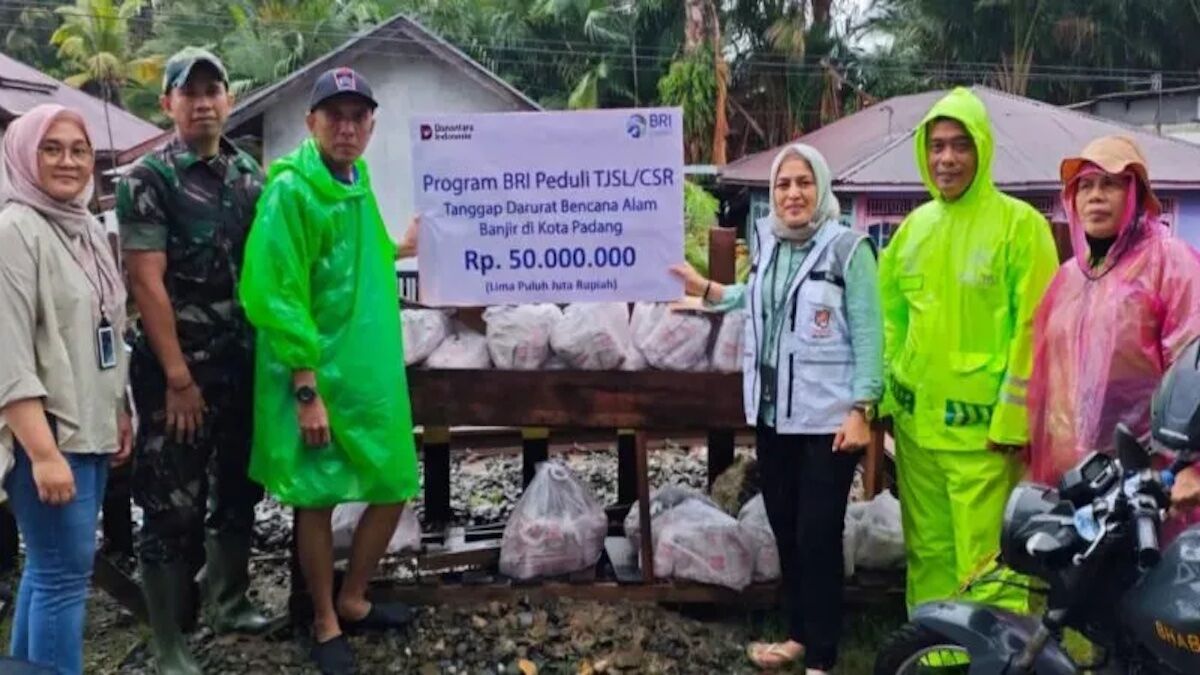 BRI Khatib Sulaiman serahkan bantuan nasi bungkus untuk korban terdampak banjir di Padang. (dok. istimewa)