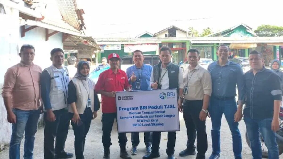 BRI Lubuk Sikaping serahkan bantuan untuk korban terdampak banjir. (dok. istimewa)