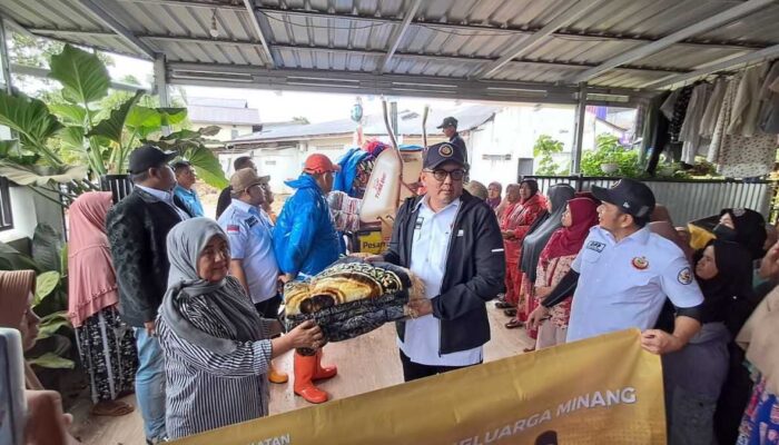 DPP IKM Salurkan Bantuan Rp537 Juta untuk Korban Banjir Bandang di Sumbar