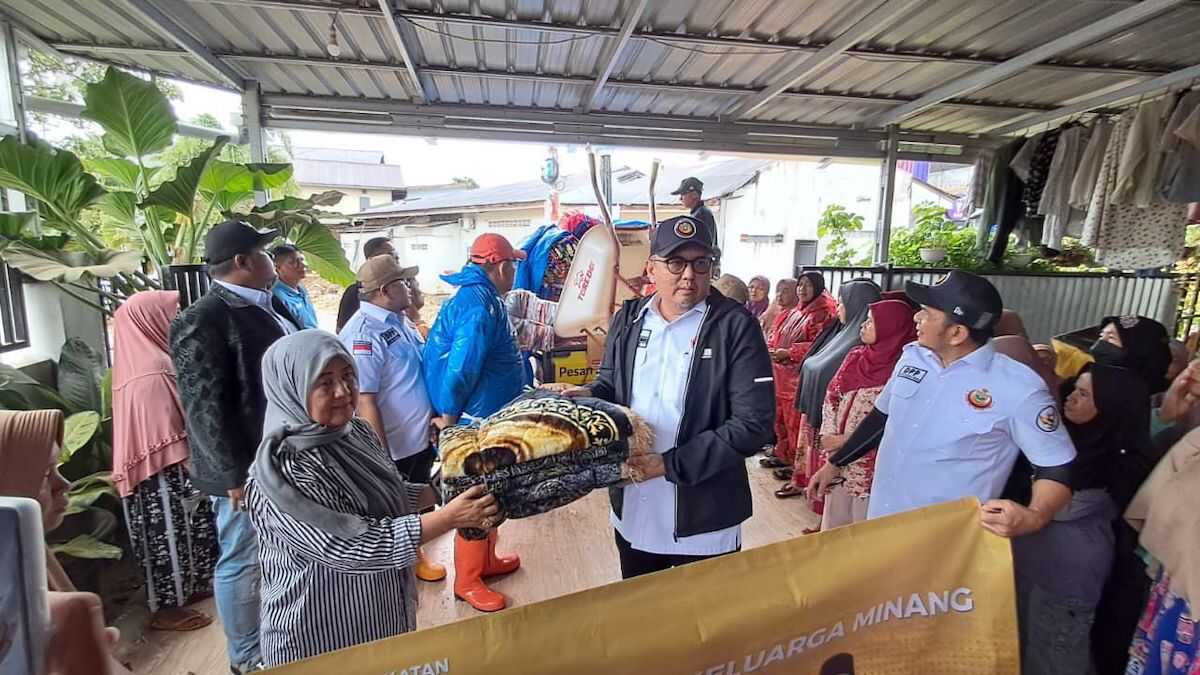 Sekjen DPP IKM Braditi Moulevey menyerahkan bantuan Rp537 juta untuk korban bencana di Sumbar. (dok. istimewa)