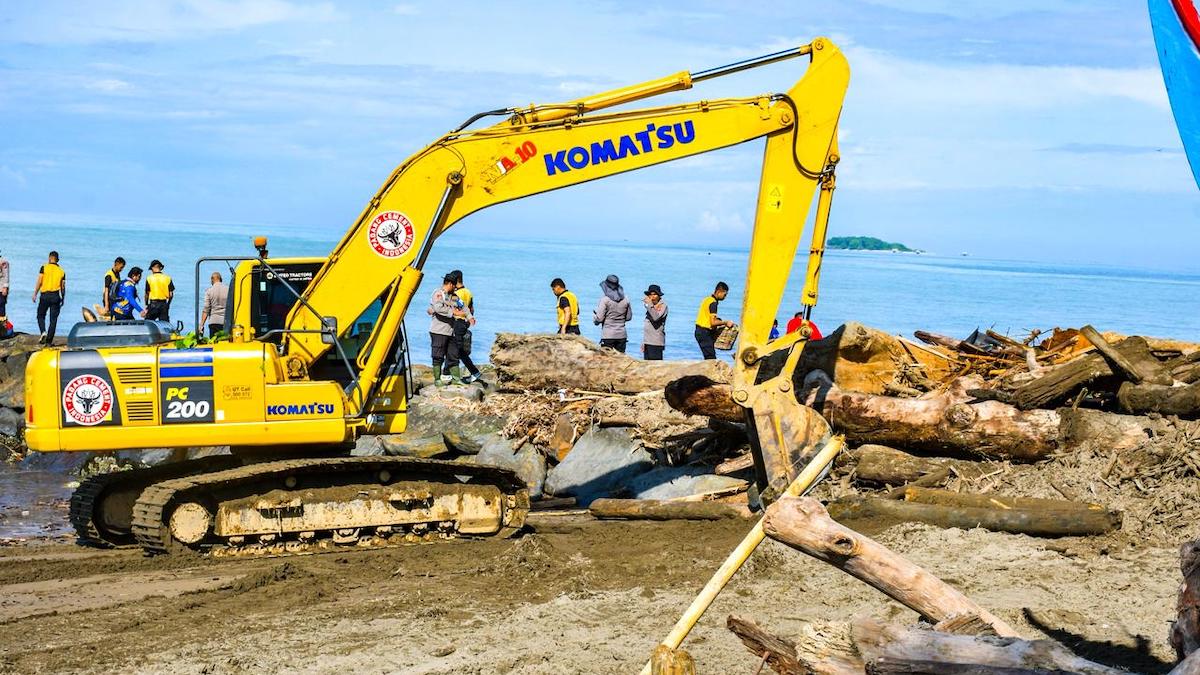Semen Padang bantu bersihkan kayu di Pantai Parupuk Tabiang. (dok. istimewa)