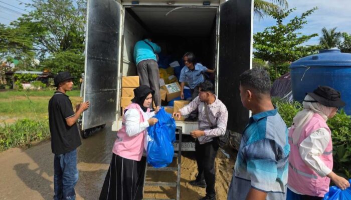 Srikandi dan PIKK PLN Hadir untuk Rakyat, Dampingi Pengungsi Korban Banjir di Sumbar