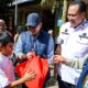 Stafsus Mendikdasmen serahkan bantuan untuk pelajar di Pariaman. (dok. istimewa)