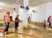 PT Semen Padang Kerahkan Mobil Tangki untuk Bersihkan Masjid Istiqlal Binuang Pauh Limo Pascabanjir