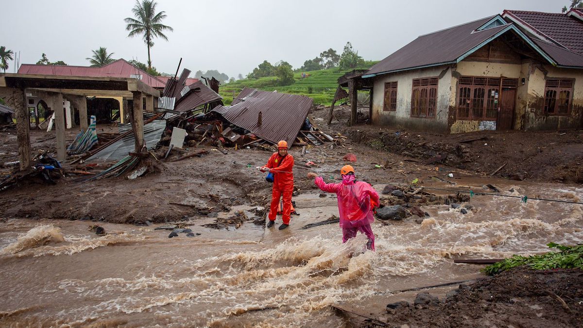 Tim Basarnas Padang berijibaku mencari korban bencana yang hilang. (dok. Basarnas Padnag)