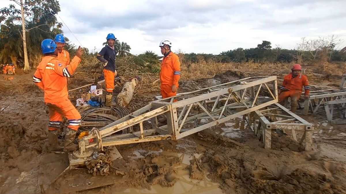 Di tengah medan yang berlumpur, petugas PLN melakukan perakitan tower darurat di jalur transmisi Langsa-Pangkalan Brandan. (dok. Humas PLN)