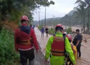 Tim Semen Padang Evakuasi 11 Warga Terjebak Banjir di Batu Busuk