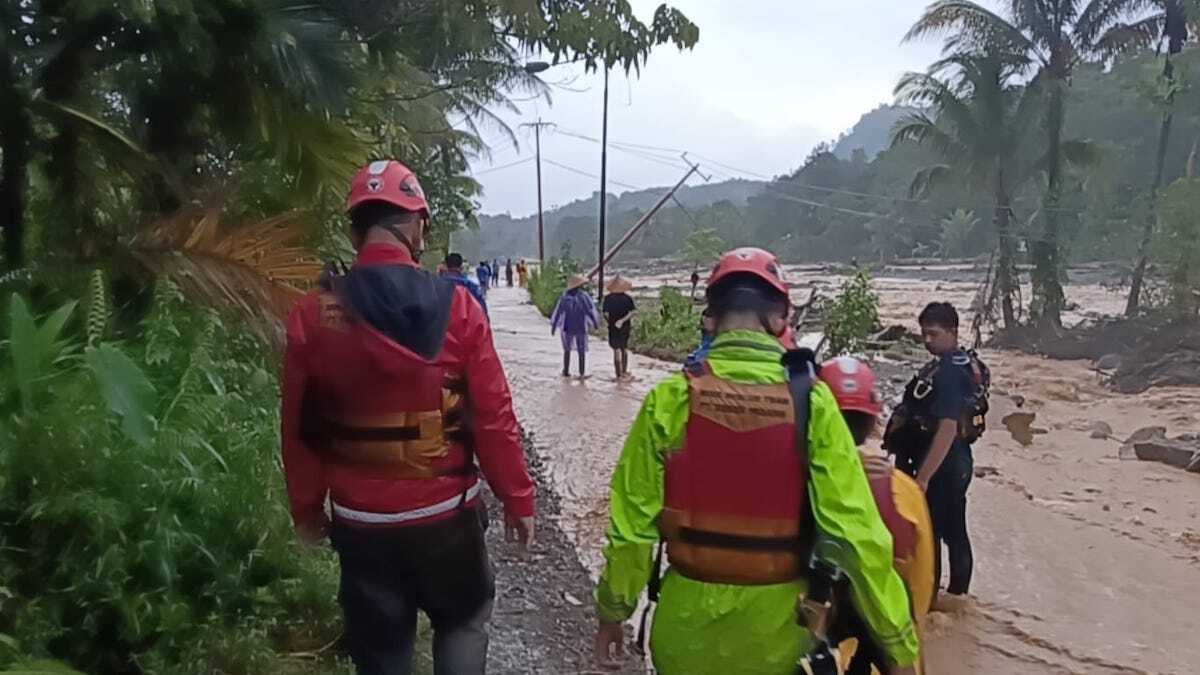 Tim Semen Padang bantu evakuasi warga yang terjebak banjir susulan di Batu Busuak. (dok. istimewa)