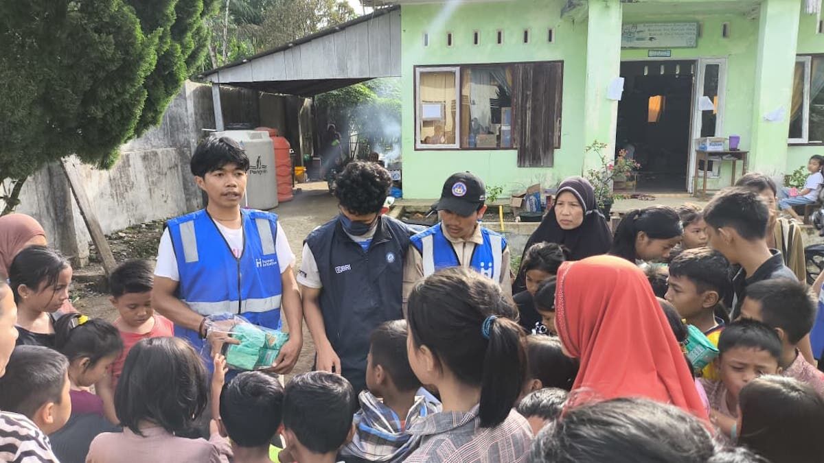 Tim YBM BRILiaN serahkan bantuan untuk masyarakat terdampak banjir bandang. (dok. isitmewa)