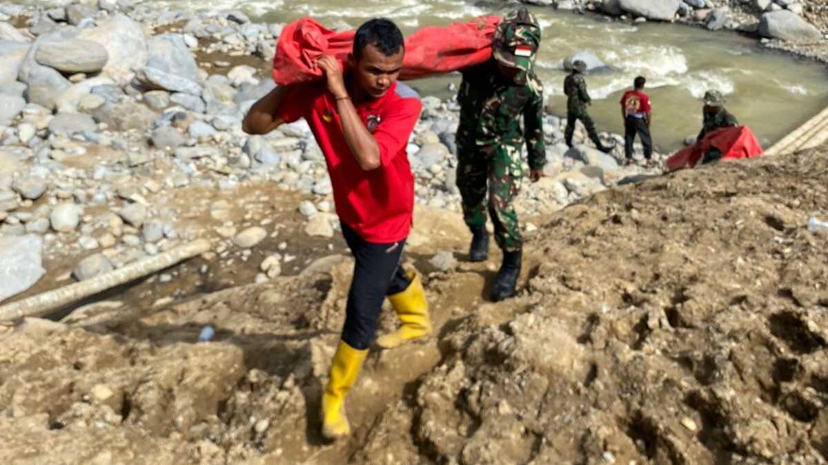Tim dari Dinsos Sumbar salurkan bantuan untuk korban bencana. (dok. istimewa)