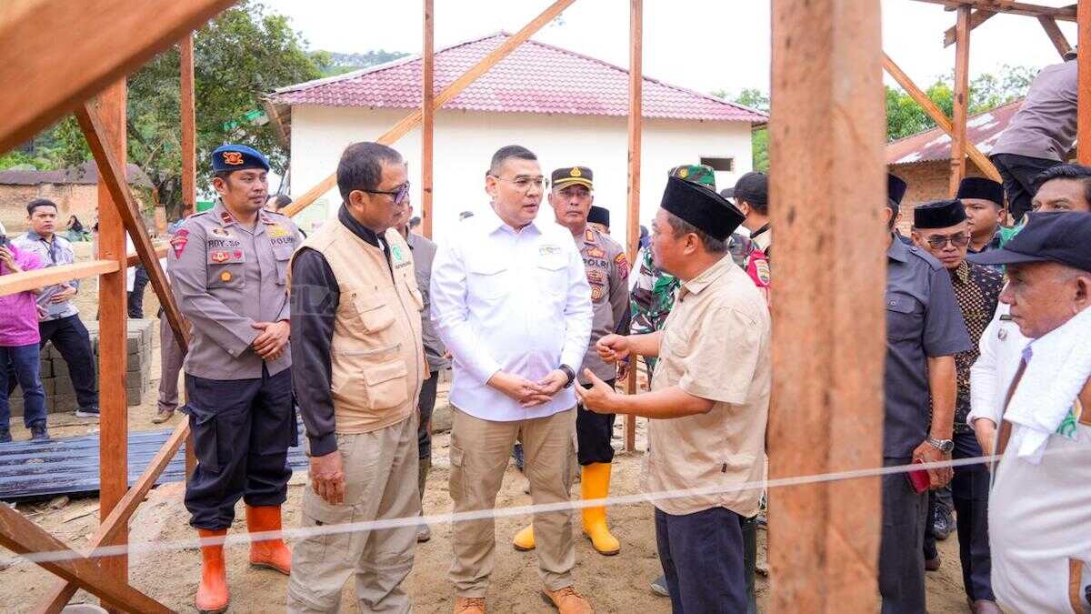 Wamen Ossy Darmawan meninjau pembangunan huntap untuk korban bencana. (dok. istimewa)