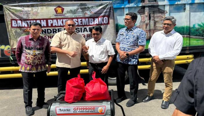 Andre Rosiade Serahkan 2.500 Paket Sembako dan 10 Genset untuk Korban Bencana di Padang Pariaman