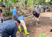 Wabup Solok Turun Tangan Bersihkan Irigasi Banda Panjang Bersama Warga