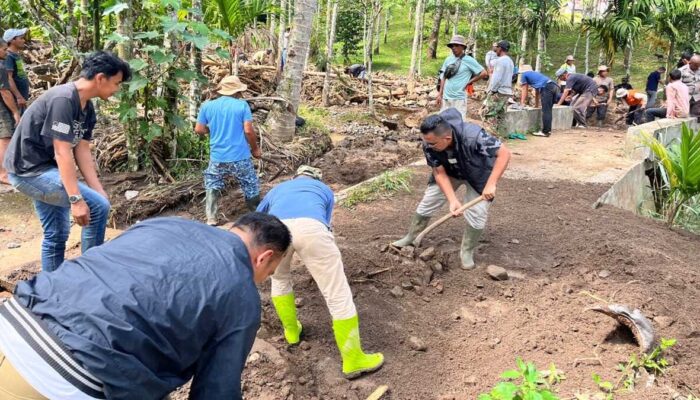 Wabup Solok Turun Tangan Bersihkan Irigasi Banda Panjang Bersama Warga