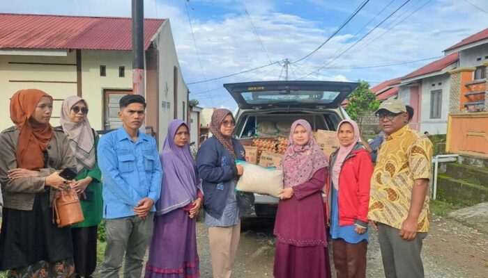 GOW Kabupaten Solok Salurkan Bantuan ke Korban Longsor Bukit Gompong