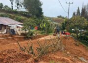 Warga Alahan Panjang Gotong-Royong Perbaiki Jalan Putus Akibat Longsor
