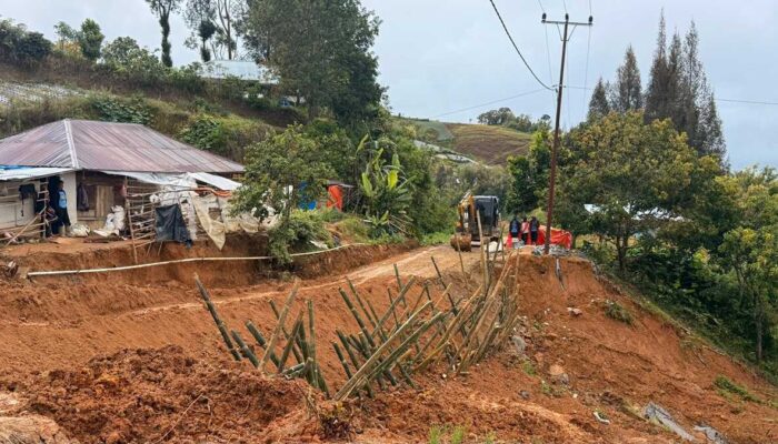 Warga Alahan Panjang Gotong-Royong Perbaiki Jalan Putus Akibat Longsor
