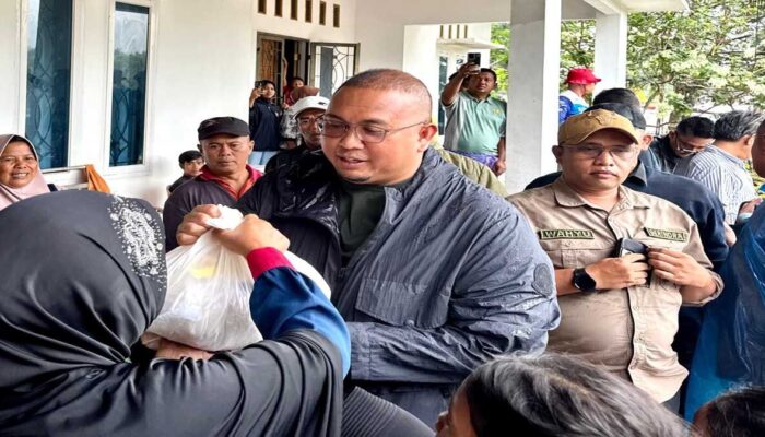 Andre Rosiade Bagikan 1.000 Sembako untuk Korban Galodo di Batu Busuk Padang