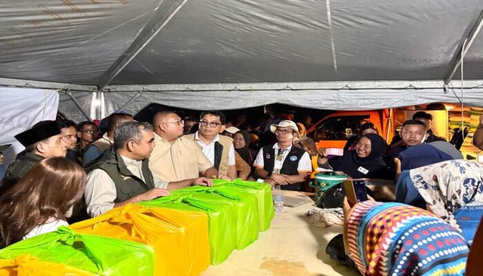 Andre Rosiade Dampingi Ketua MPR Ahmad Muzani Kunjungi Korban Banjir Bandang Tabing Banda Gadang Padang