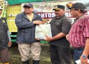 Andre Rosiade Bagikan 2.000 Sembako dan Datangkan Alat Berat untuk Penanganan Galodo Maninjau