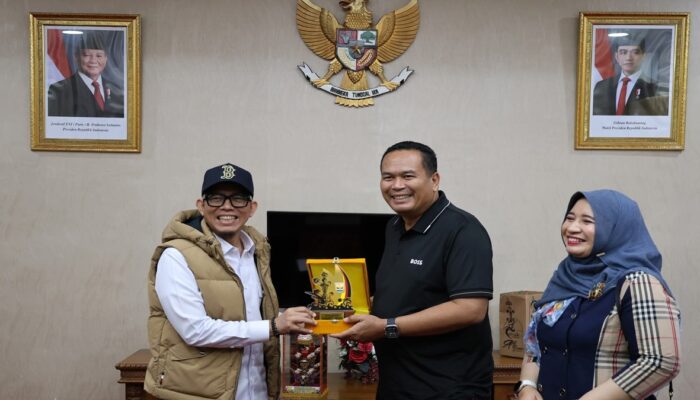 Tali Kasih dari Kabupaten OKU, Korban Banjir Pariaman Terima Bantuan Rp400 Juta