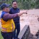 Ketua Komisi IV DPRD Sumbar didampingi pejabat Dinas Bina Marga Sumbar saat meninjau lokasi banjir di Nagari Koyo Ranah Kecamatan Bayang Utara. (dok. istimewa)