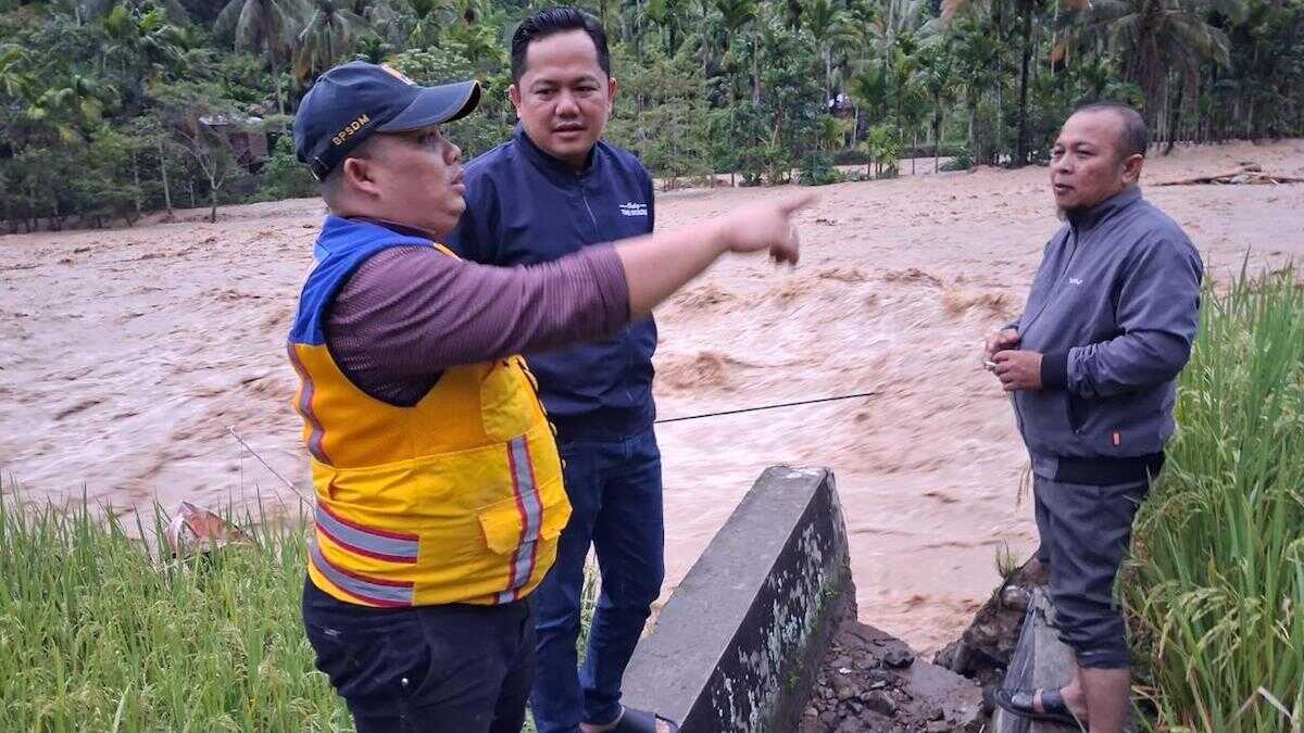 Ketua Komisi IV DPRD Sumbar didampingi pejabat Dinas Bina Marga Sumbar saat meninjau lokasi banjir di Nagari Koyo Ranah Kecamatan Bayang Utara. (dok. istimewa)