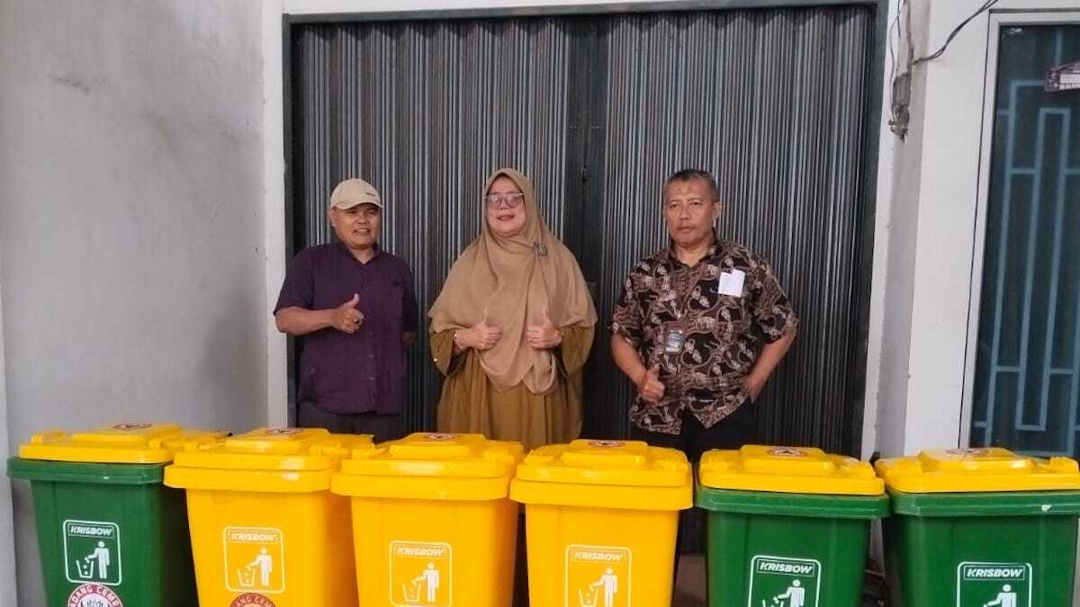 Bantuan tong sampah dari PT Semen Padang. (dok. istimewa)
