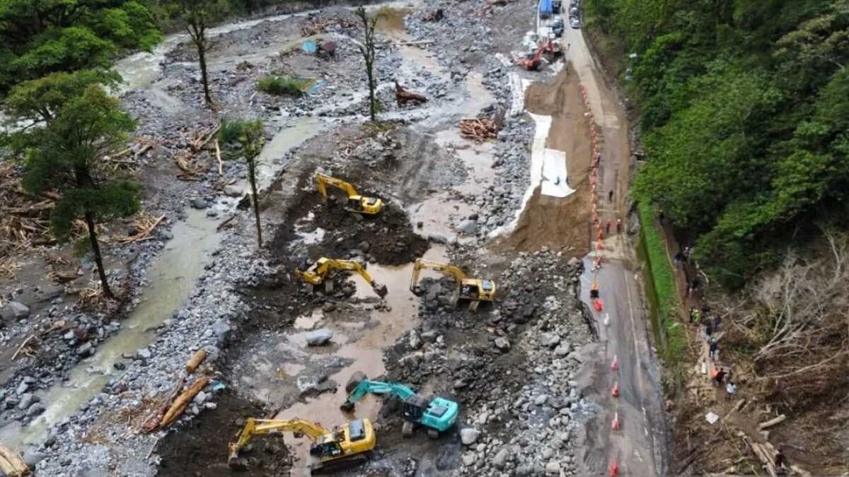 Sejumlah alat berat mengebut perbaikan jalan nasional di kawasan Lembah Anai yang rusak akibat dihantam banjir bandang, Minggu (7/12/2025). Antara/Fandi Yogari