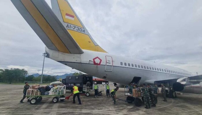 Pesawat Boeing TNI AU Digunakan Angkut Ribuan Kilogram Logistik ke Sumbar